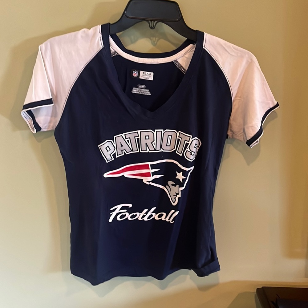 New England Patriots NFL Women’s V-neck Cotton Short Sleeve T-shirt. Size S.
